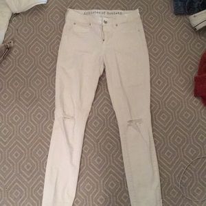 min ride white jeans with rips in the knees